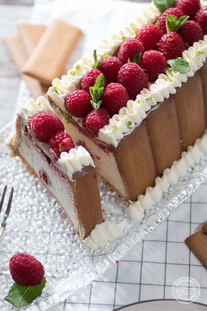 Dolce senza cottura con mousse allo yogurt, lime e lamponi