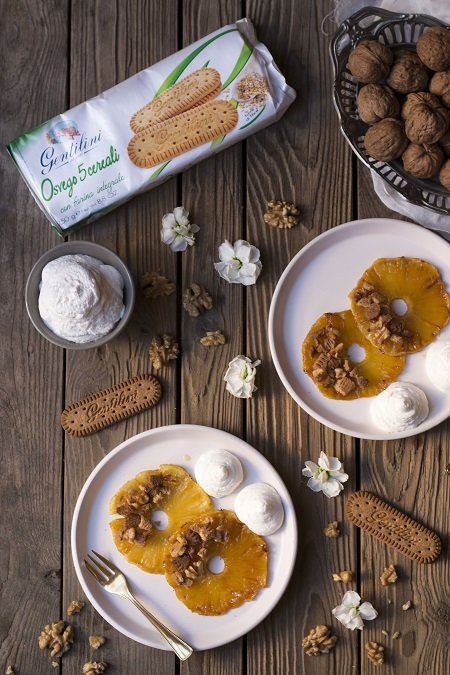 Ananas caramellato con crumble di biscotti e panna