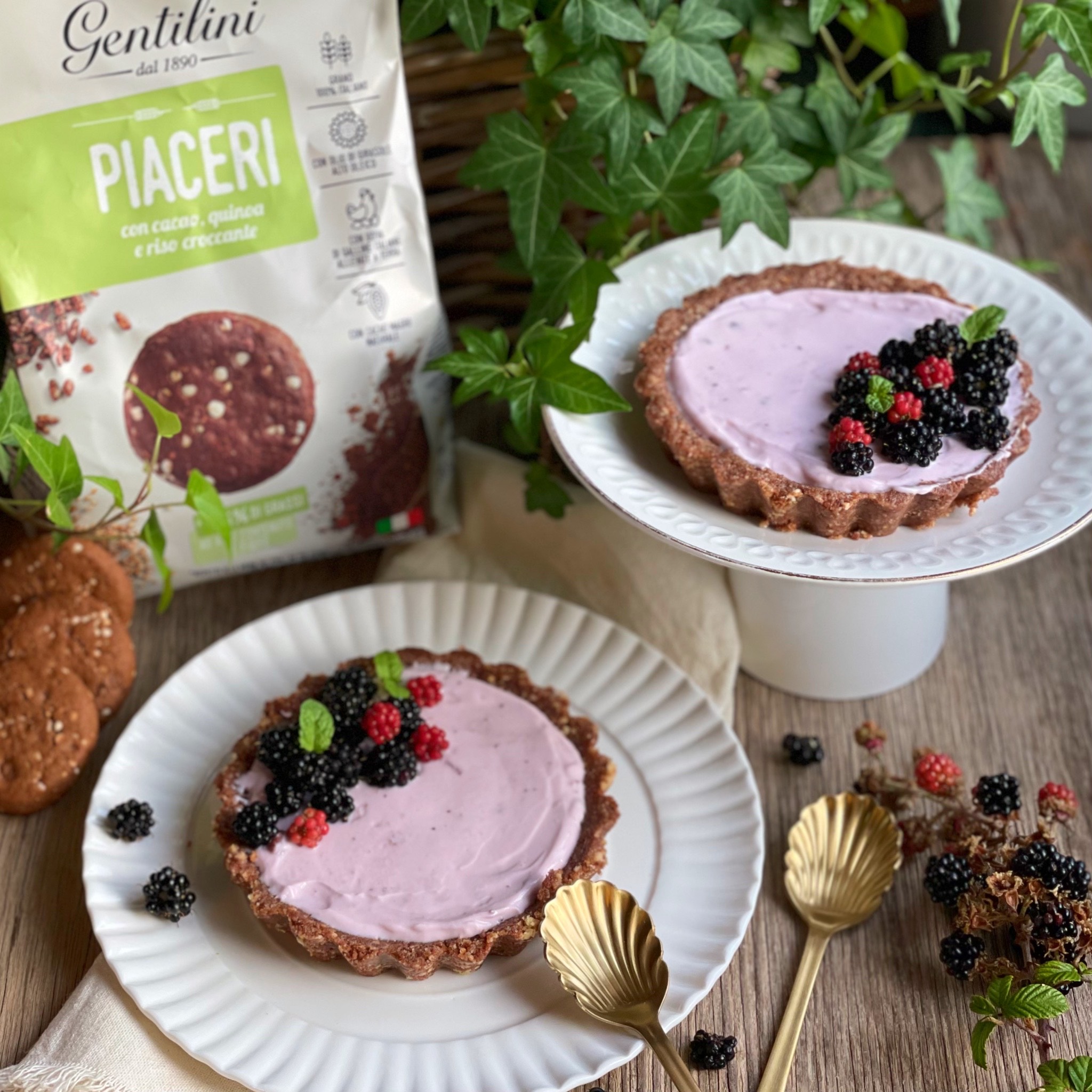 Crostatine senza cottura con frutti di bosco e Piaceri con cacao, quinoa e riso croccante