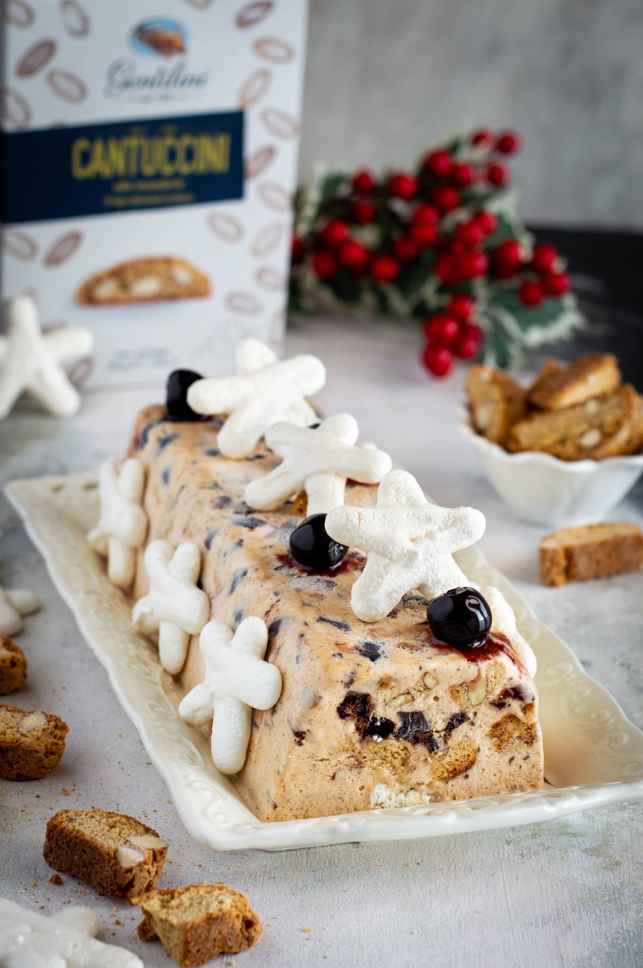 Parfait ai Cantuccini Gentilini con cioccolato, amarene e meringhe