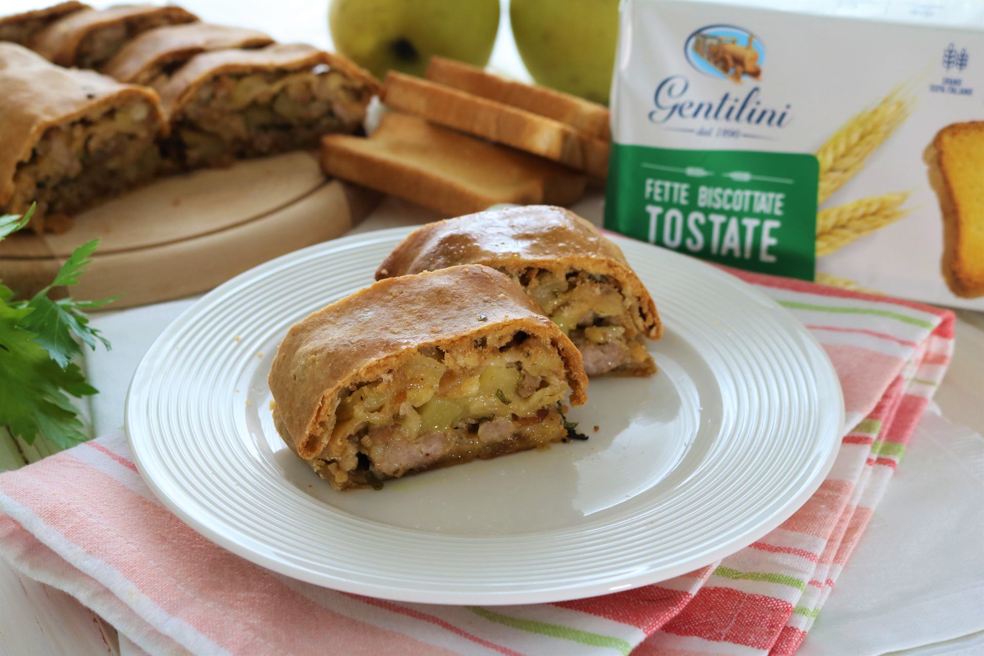 Strudel con salsiccia, mele e Fette Biscottate Tostate Gentilini