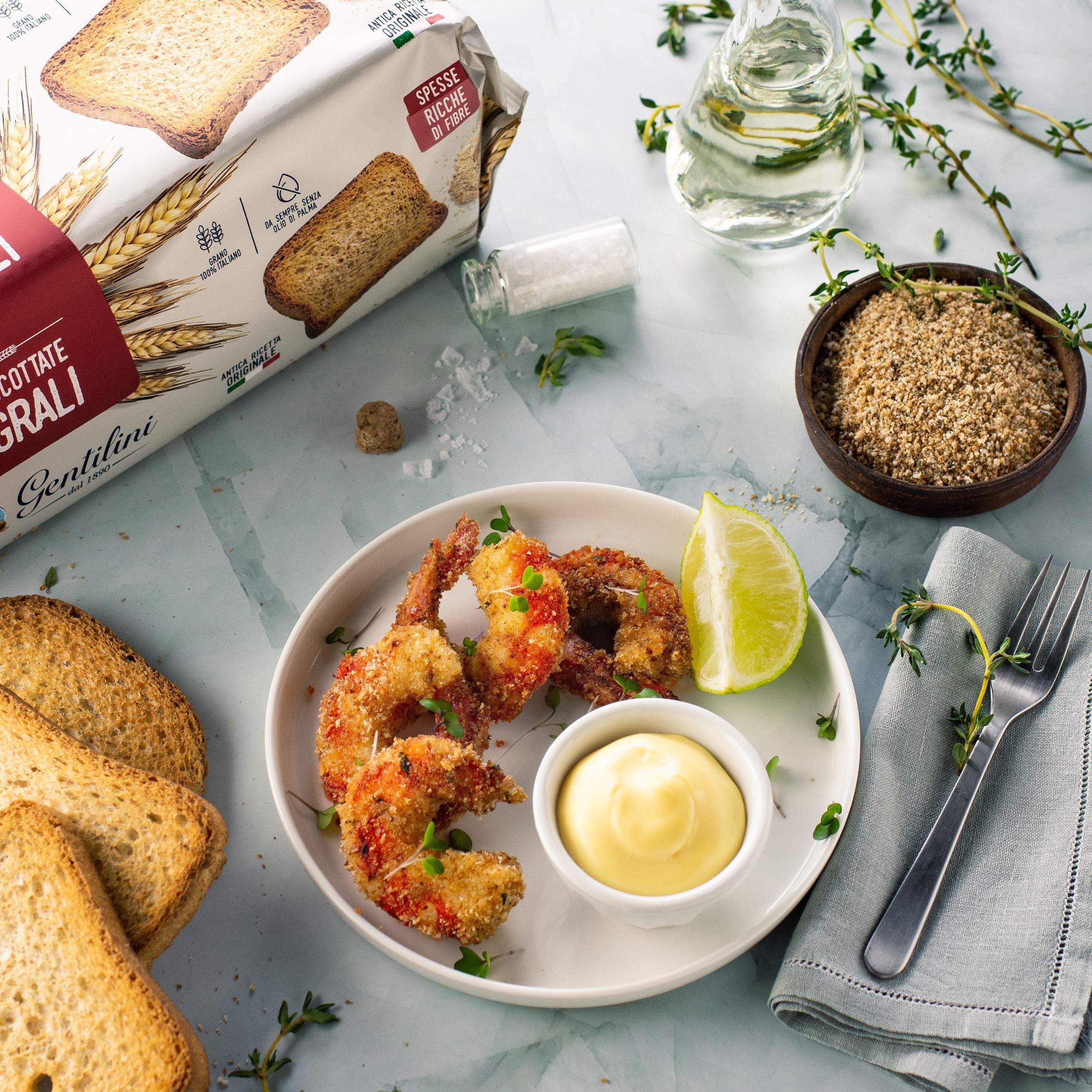 Gamberoni con panatura alle fette biscottate integrali Gentilini e salsa aioli