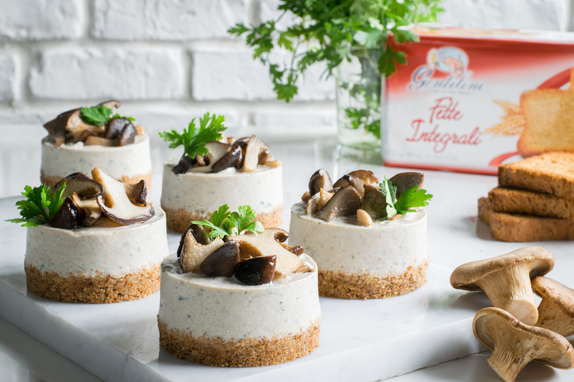 Mini cheesecake con funghi e prezzemolo