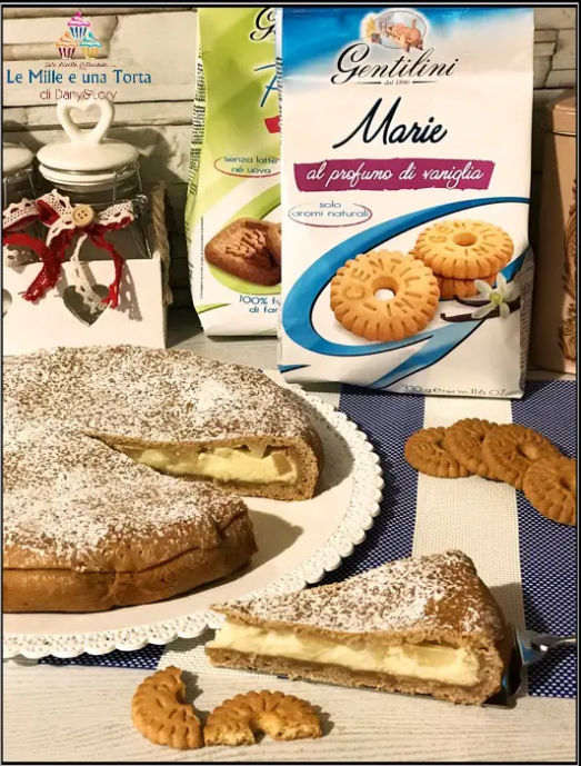 Torta di biscotti ripiena di crema e mele